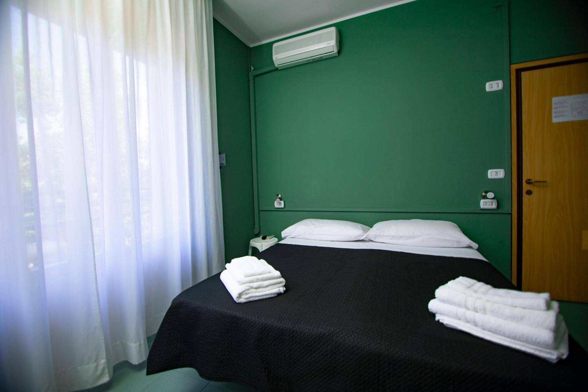 Hotel Montebello Riccione Bagian luar foto