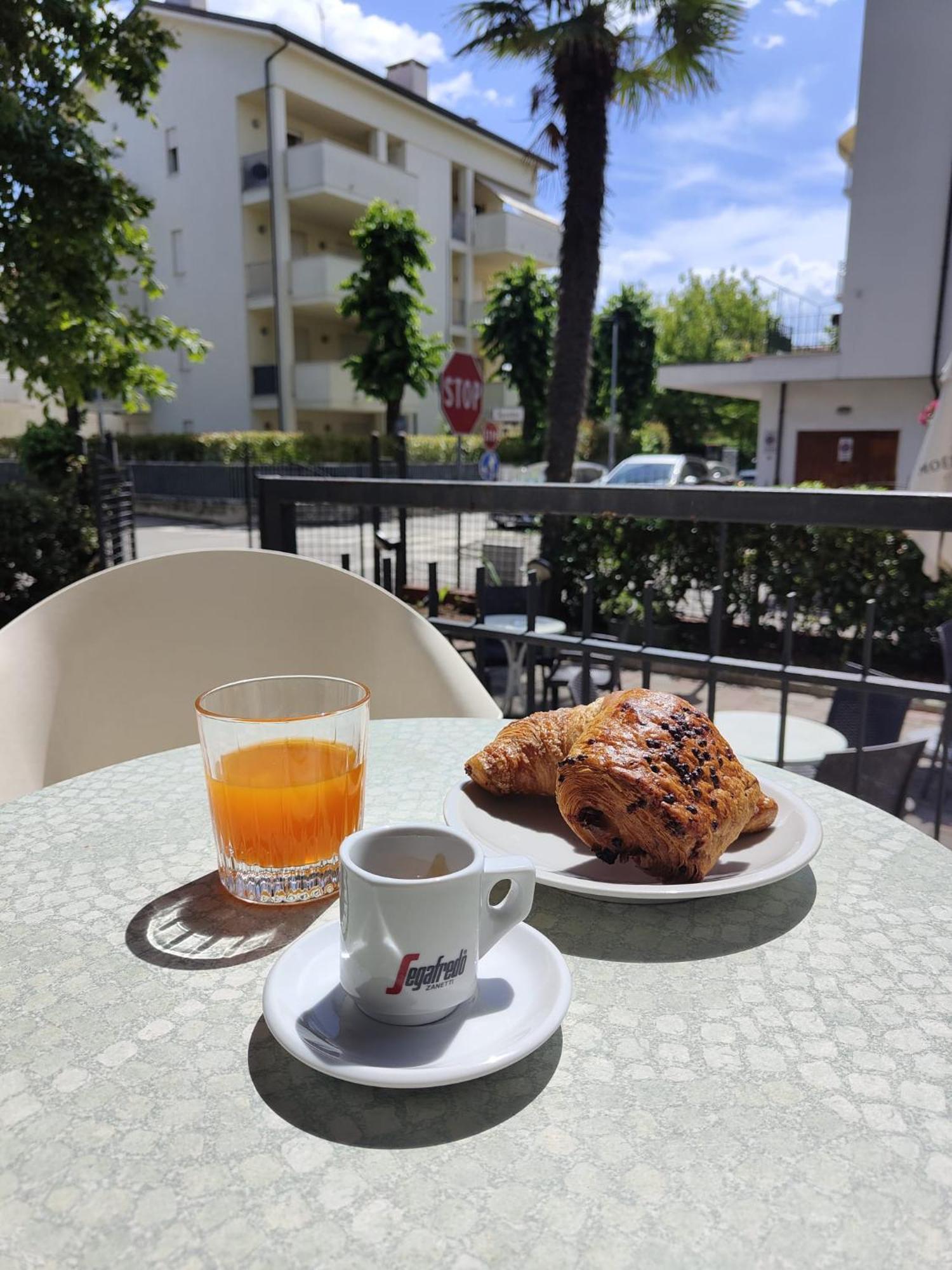 Hotel Montebello Riccione Bagian luar foto