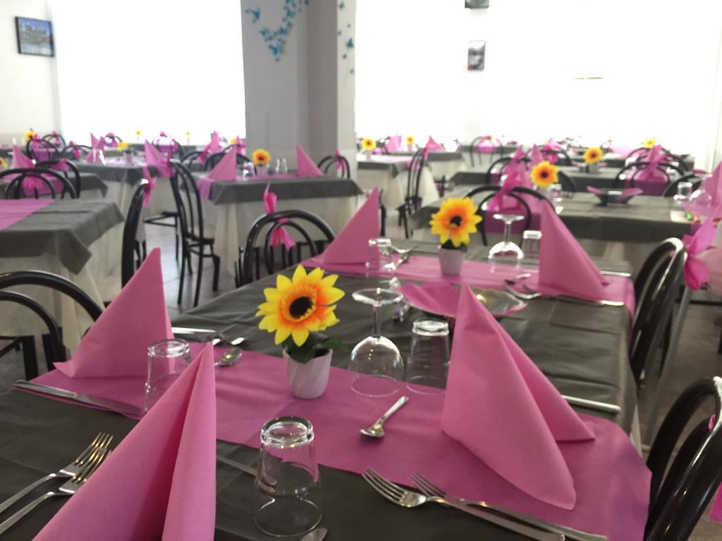 Hotel Montebello Riccione Bagian luar foto