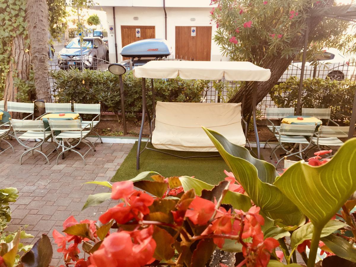 Hotel Montebello Riccione Bagian luar foto