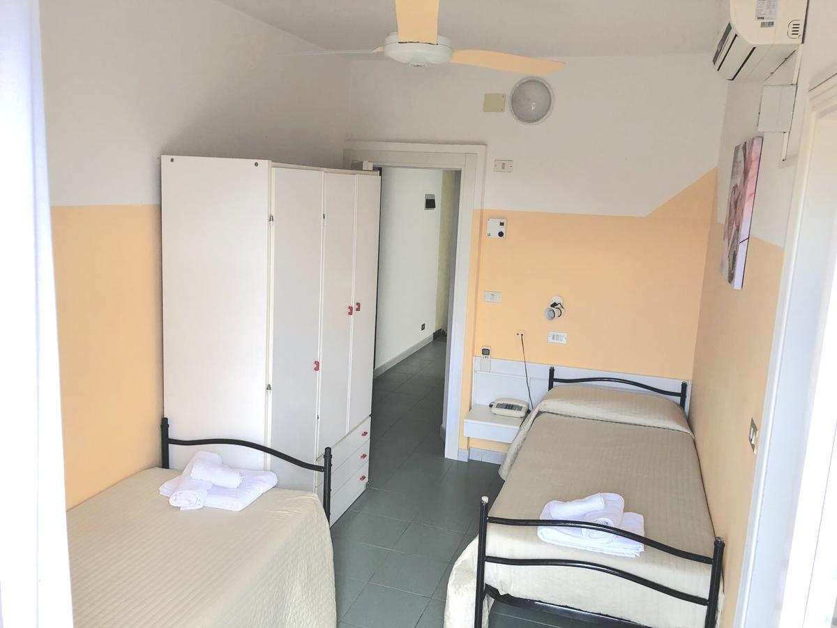 Hotel Montebello Riccione Bagian luar foto