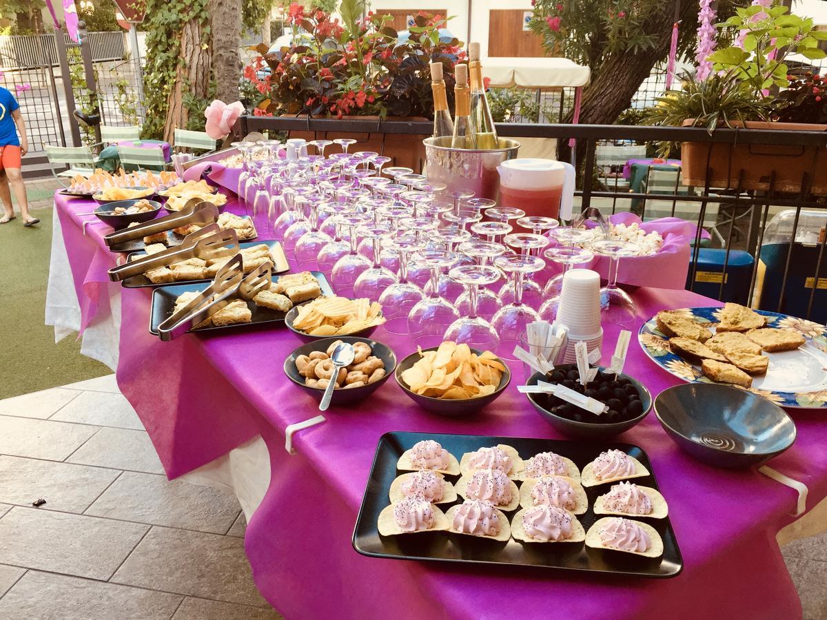 Hotel Montebello Riccione Bagian luar foto