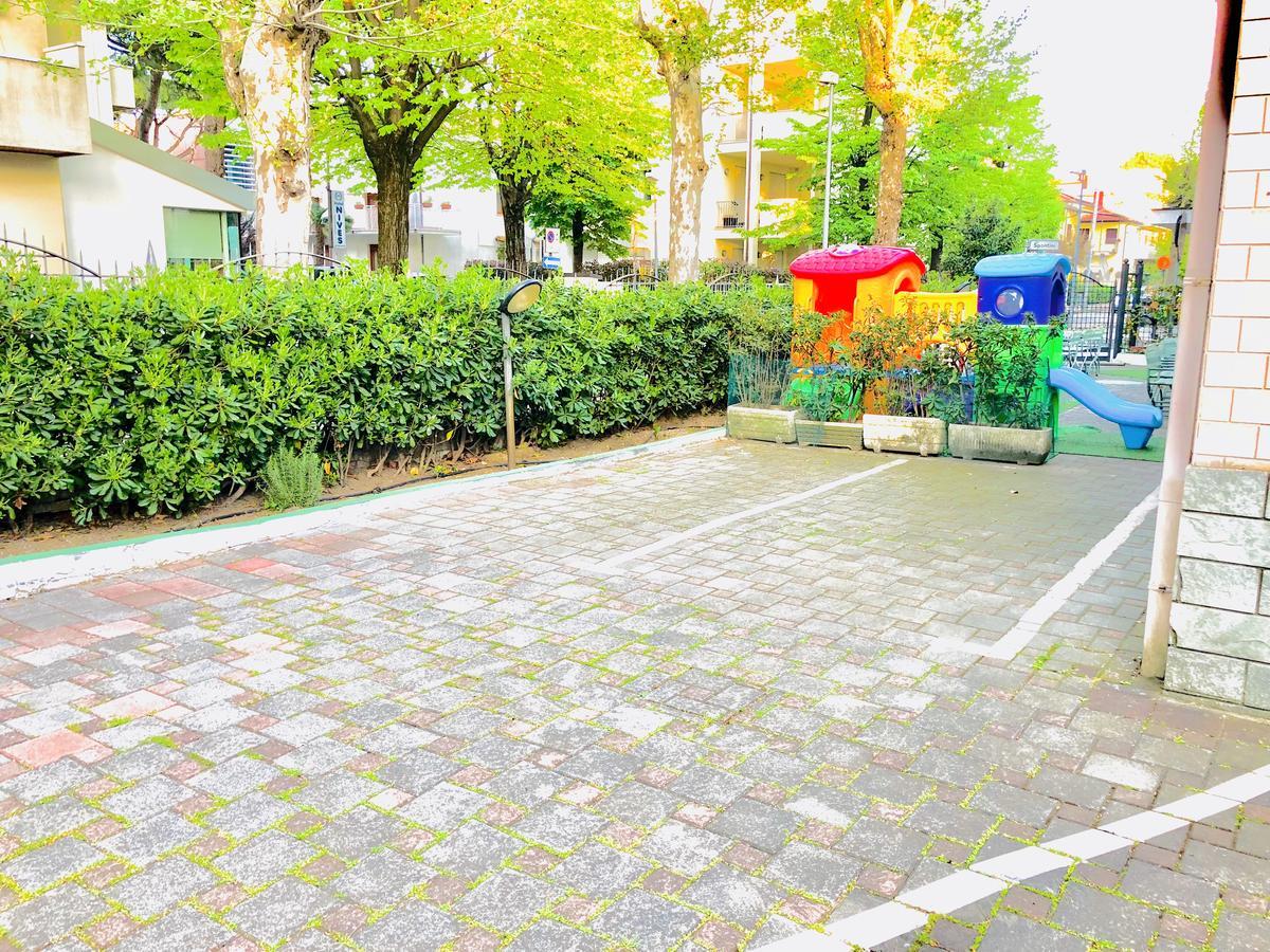 Hotel Montebello Riccione Bagian luar foto