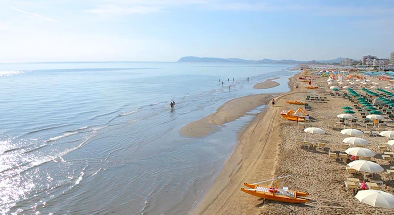 Hotel Montebello Riccione Bagian luar foto