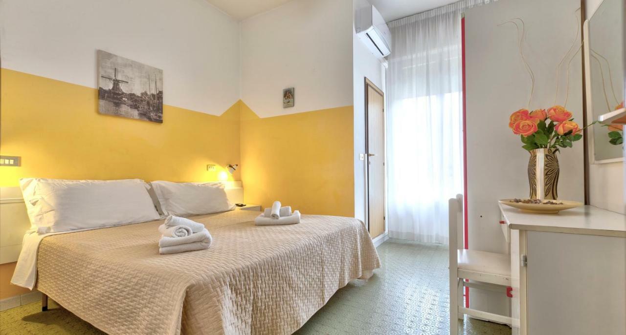 Hotel Montebello Riccione Bagian luar foto