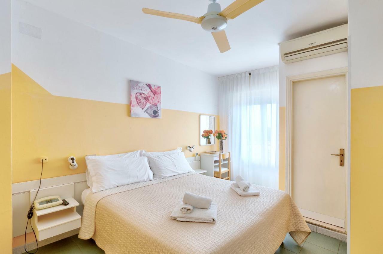 Hotel Montebello Riccione Bagian luar foto