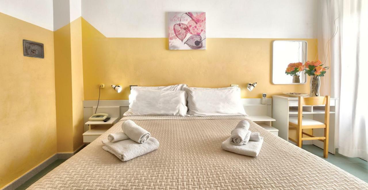 Hotel Montebello Riccione Bagian luar foto