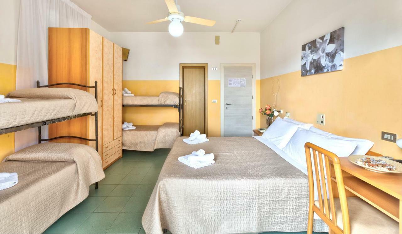 Hotel Montebello Riccione Bagian luar foto